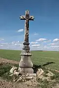 Overview of wayside cross in fields near Lažínky, Moravské Budějovice, Třebíč District.jpg