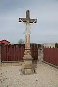 Overview_of_wayside_cross_near_house_7_in_Menhartice,_Třebíč_District.jpg