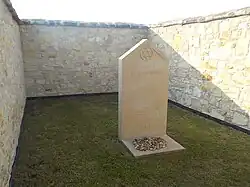 Památník obětem holocaustu z Peruce na židovském hřbitovu u Hřivčic