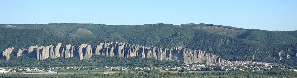 pohled na náhorní plošinu Valensole od vesnice Les Mées (vpravo) a skalních útvarů "Pénitents".