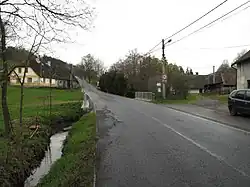 Hlavní silnice ve vesnici Pích