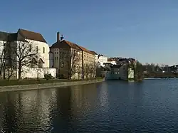 Pohled na Písecký hrad a elektrárnu z Kamenného mostu