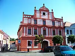 Písek, Alšovo náměstí, městská knihovna.jpg