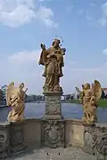 sousoší sv. Jana Nepomuckého s městským znakem