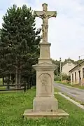 Pískovcový kříž s korpusem Krista u kostela v Herolticích