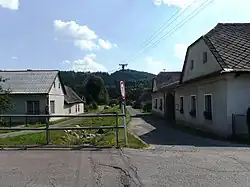 Silniční most a ulice při potoce