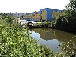 Hráz rybníka tvoří objekt Městských služeb Písek