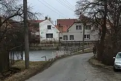 Cesta a rybník, centrální část obce