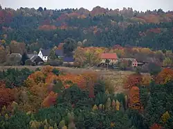 Příbohy, horní část vsi, pohled z Vyhlídek u Mšena