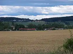 Brod v pohledu od Zdaboře. V pozadí podzemní zásobník plynu Háje mezi kopci Ryšavý a Levín