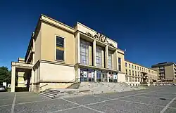 Hlavní vstup do divadla