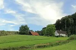 Na jihu vsi vystupují z lesa Příhrazské skály