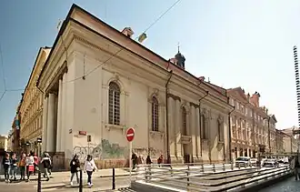 Kostel sv. Kříže a Piaristická kolej s gymnáziem. Pohled do Panské od ulice Na příkopě