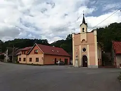 Střed vesnice a kaple sv. Jana Nepomuckého z r.1869