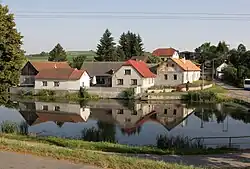 náves s rybníkem