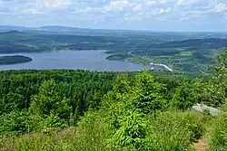 Vodní nádrž Přísečnice a okolní krajina z Jelení hory