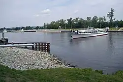 Vojtěch Lanna vplouvá do ochranného přístavu, v pozadí plavební komora a jez České Vrbné