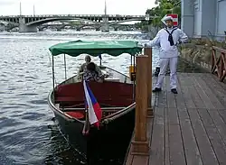 Vltavský člun Skokan v přístavišti Dětský ostrov v roce 2008