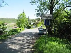 Jediný příjezd do Přívlak po šíji meandru řeky Sázavy