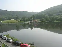 Celkový pohled na Dol přes Vltavu od Libčic