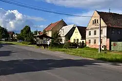 Domy na východní straně návsi