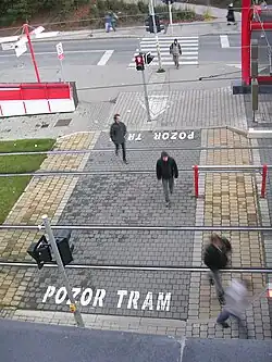 Praha, Barrandov, Chaplinovo náměstí: přechody přes tramvajovou dráhu a vozovku