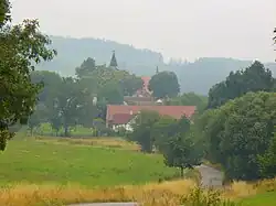 Pohled na Předbořice ze silnice mezi Březím a Předbořicemi
