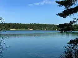 Velká zatopená pískovna je vyhledávaným koupalištěm