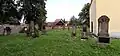 Starý hřbitov kolem budovy