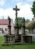 Krucifix, sv. Kateřina Alexandrijská a sv. Jan u kostela