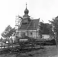 Černobílá fotografie kostela během opravy v roce 1966, pohled na jižní stranu