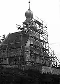 Černobílá fotografie kostela během opravy v roce 1966, pohled ze severozápadu