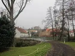 Celkový pohled od mostu přes Blšanku