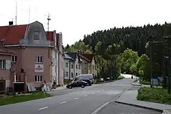 Hlavní silnice vesnicí