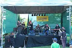 Skupina na festivalu Habrovka v červnu 2014. Zleva Křivka, Kumandžas, Němcová, Michálek, Schilla a Janíček