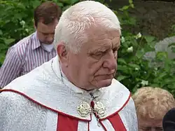 Jan Janoušek při odhalení pomníku předešlého faráře – Martina Františka Vícha, 2011