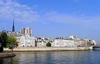 Nábřeží s katedrálou Notre-Dame v pozadí