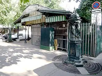 Wallaceovy fontány před tržnicí na náměstí