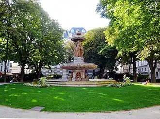 Fontána uprostřed parku