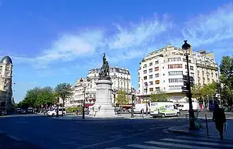 Pomník uprostřed náměstí