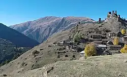 Hřbet Makratela v pozadí (vpravo Horní Omalo)