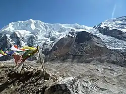 Pohled na severozápadní stěnu, hlavní vrchol vlevo