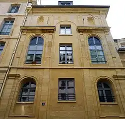 Vnější fasáda kaple dochovaná na domě č. 8