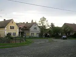 Severozápadní kout návsi v Čelivi