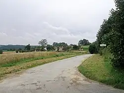 Celkový pohled na osadu od silnice z Bratřic