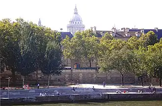 Nábřeží při pohledu z ostrova sv. Ludvíka