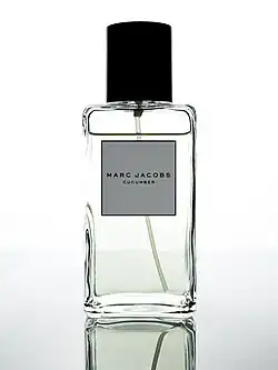 Horizont pozadí je umístěn v dolní třetině skleněné lahvičky