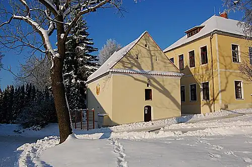 Památník Petra Chelčického, exteriér v zimě, Chelčice, s D. Kovářovou, 2010