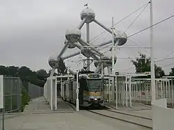 Bruselská tramvaj, vzadu Atomium (Laken, část města Brusel)