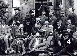 Výřez skupinové fotografie Photographic Convention z roku 1886: 1. William England, 2. Alexander Tate. 3. Alfred Seaman. 4. Richard Keene